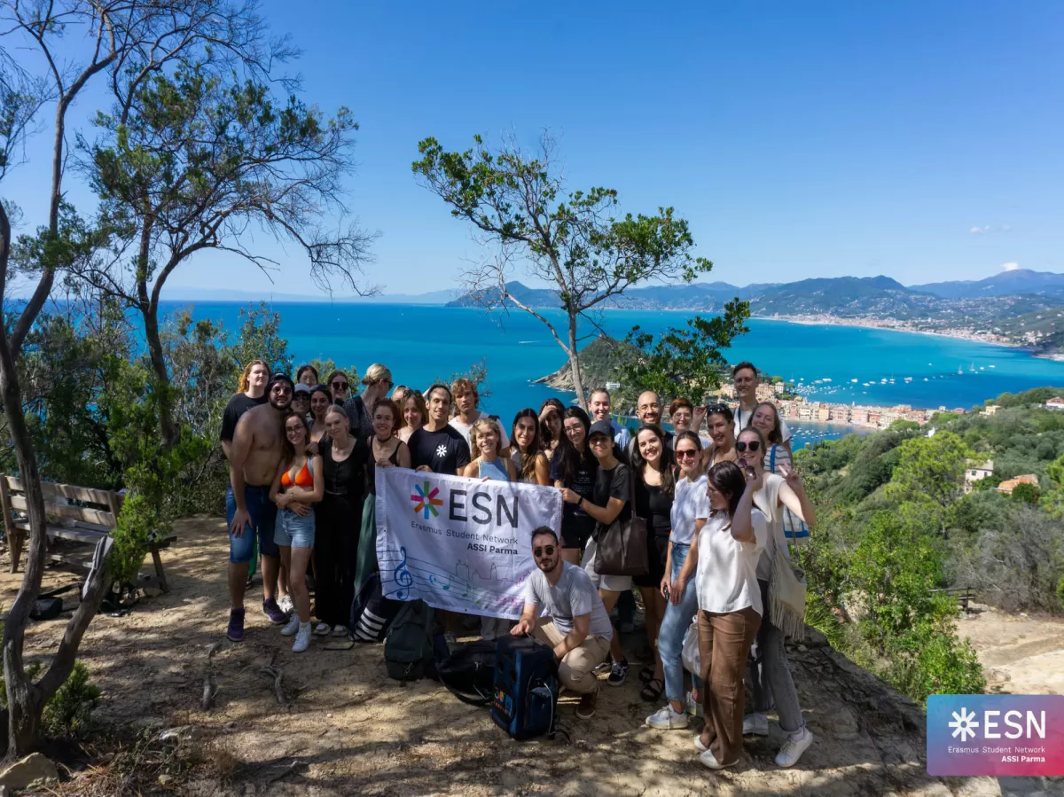 group picture of people behind the flag after the hike