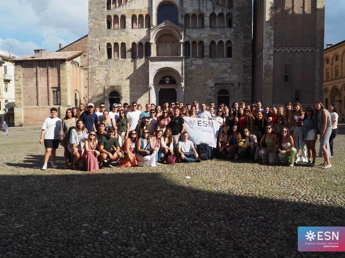group picture in front of the Duomo of Parma