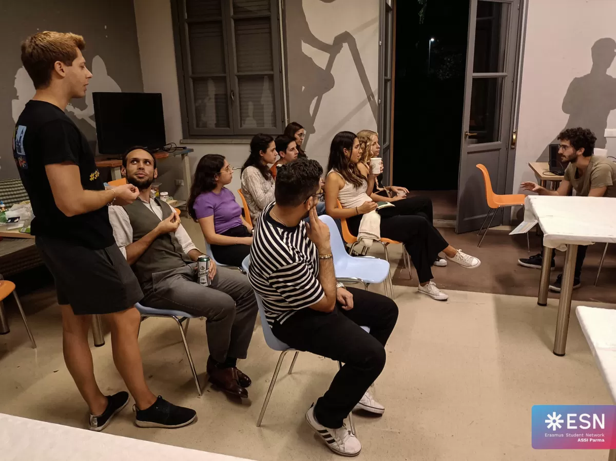 our volunteer explaining to the participants how recycling works in Parma