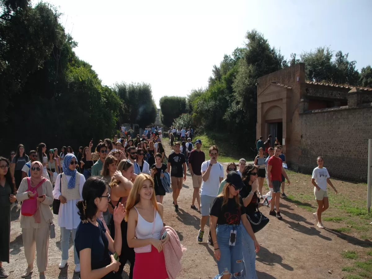 International students visit Pompeii