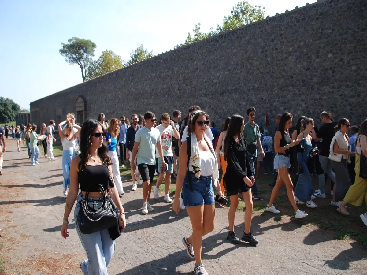 International students visit Pompeii