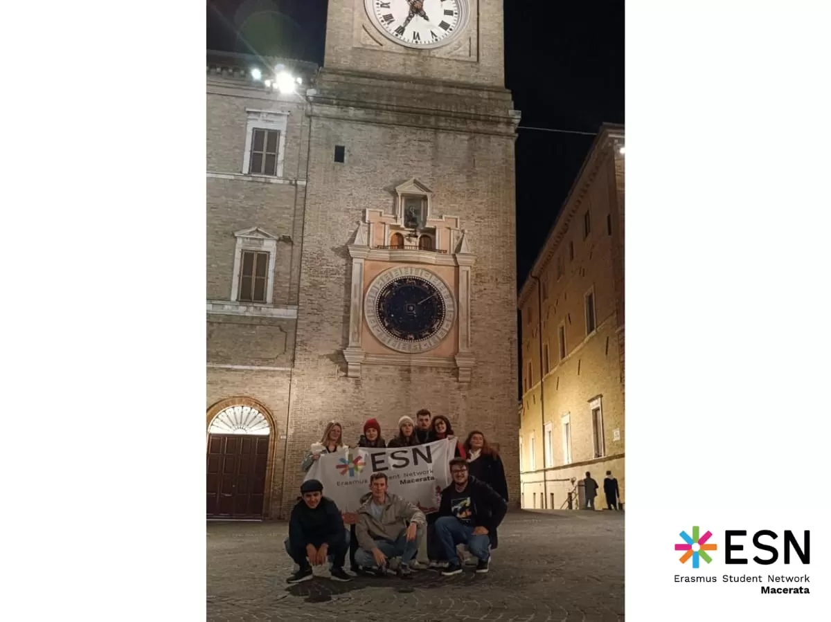 Group photos of the Erasmus Students and our Local volonteers, all toghether in Macerata centre.