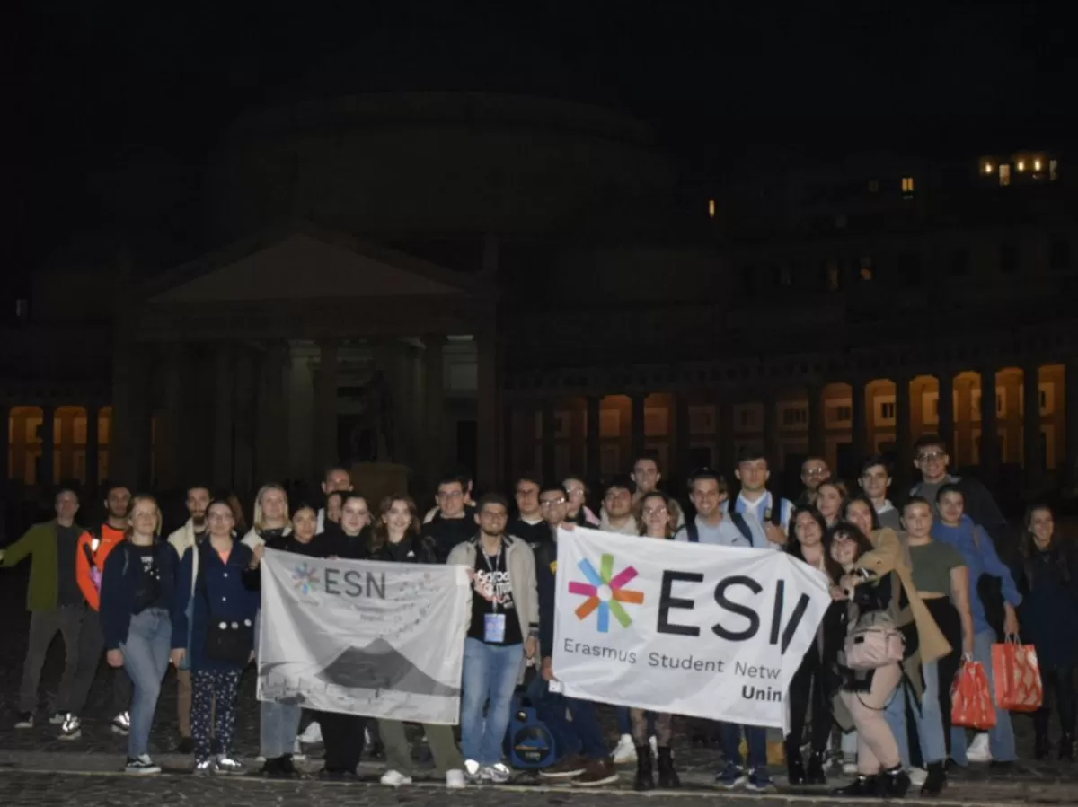 group photo of Esn Unimol and Esn Napoli in the main square