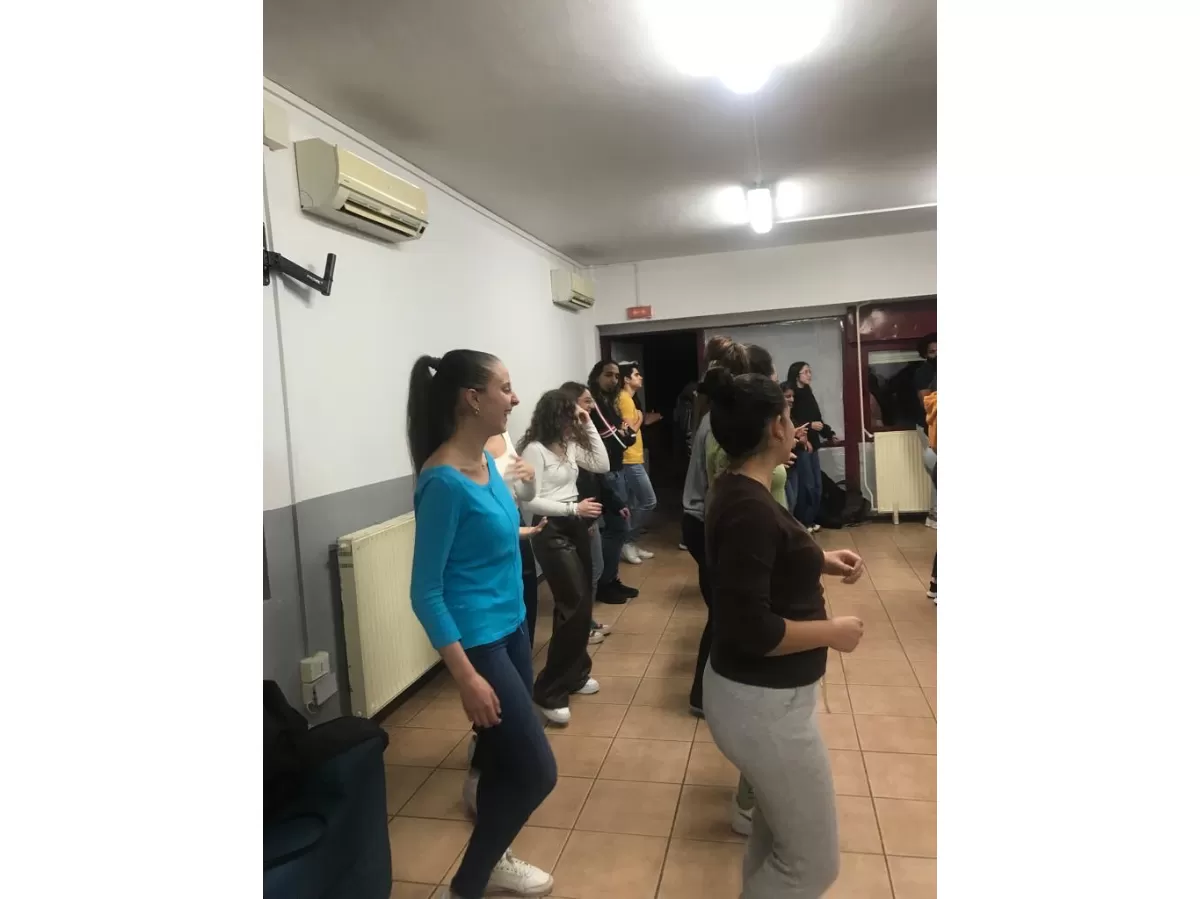 Some international students and volunteers learning some bachata - step.