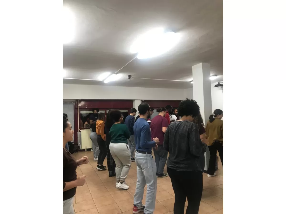 Some international students and volunteers learning some bachata - step.