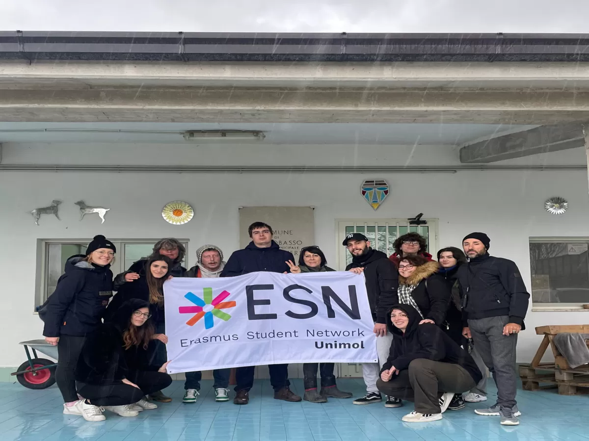 group photo of ESN volunteers, Erasmus students and the managers of the dog pound