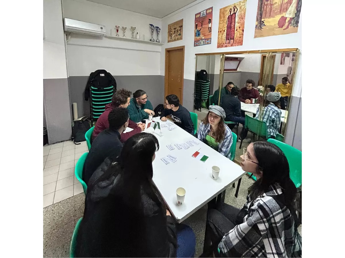 A group of volunteers and international students speaking Italian