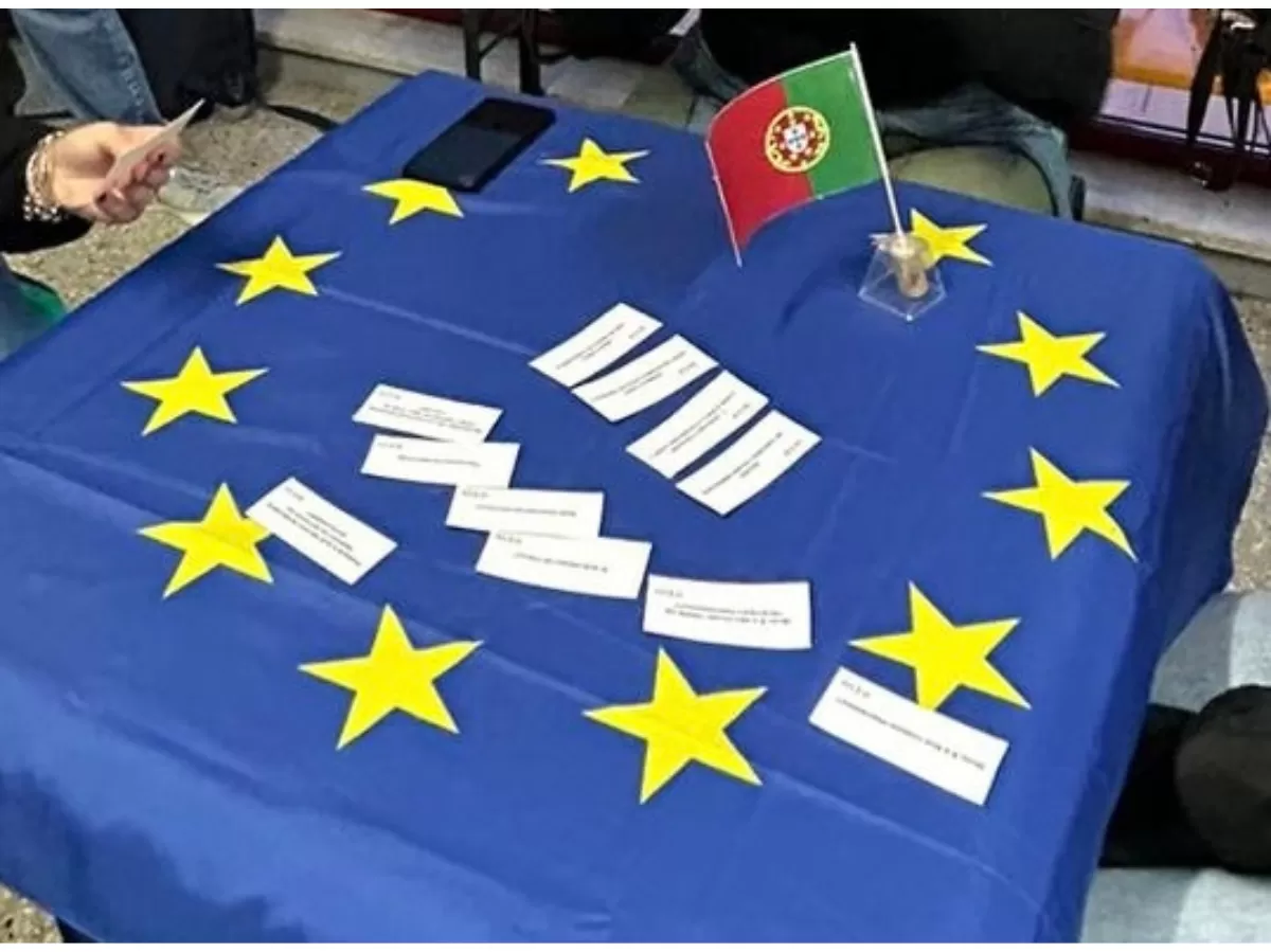 The European flag on which the cards with phrases and the Portuguese flag were placed.
