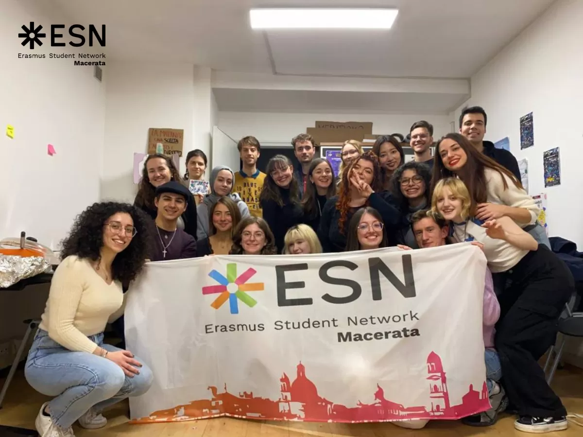 Group photo with the ESN Macerata flag