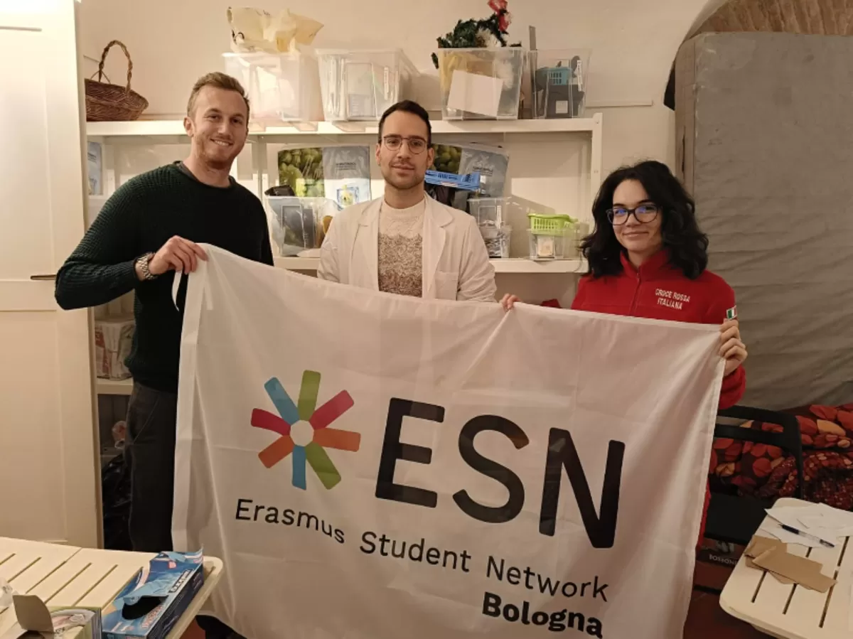 ESN volunteer + Croce Rossa volunteers with ESN Flag