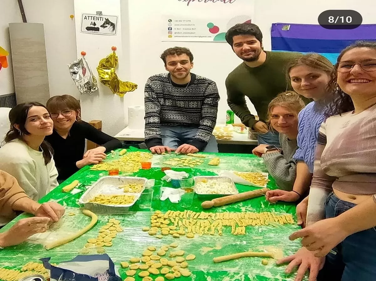 Some Erasmus with Volunteers make pasta