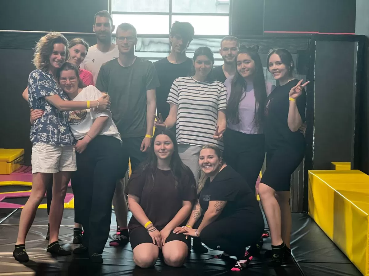 Group picture of erasmus students and volunteers at the trampoline park.