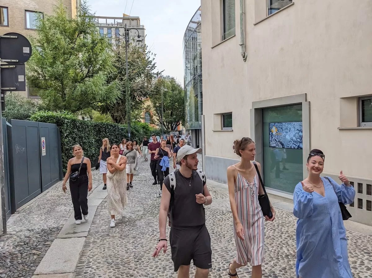 Partecipants walking on a Milan city center's street