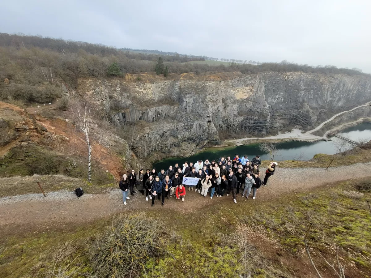 A group of international students standing in front of Velká Amerika Quarry
