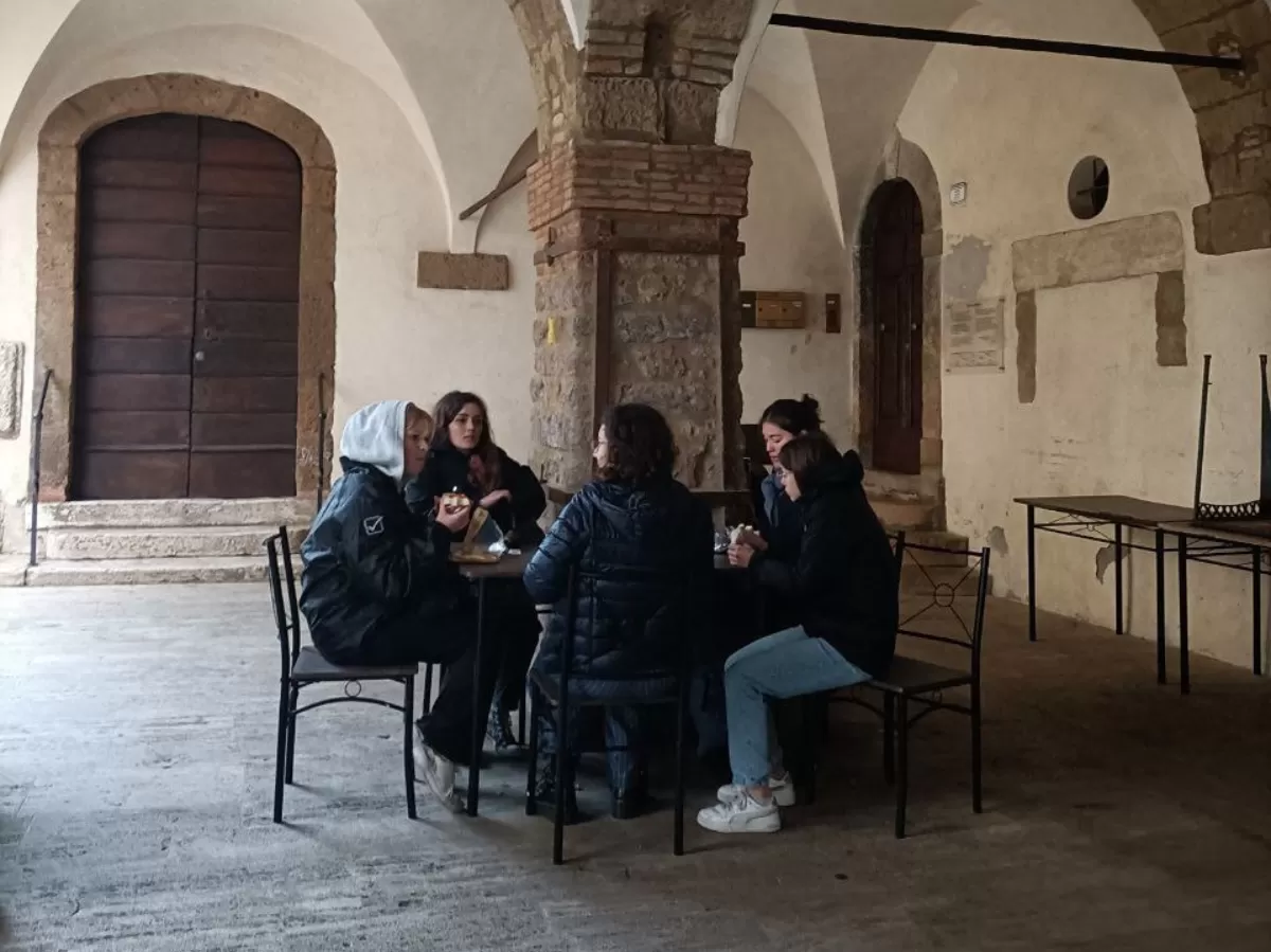 Some Erasmus having lunch in Pitigliano