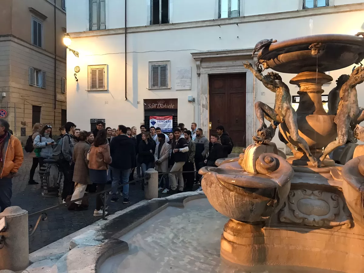 A group picture behind fontana delle tartarughe