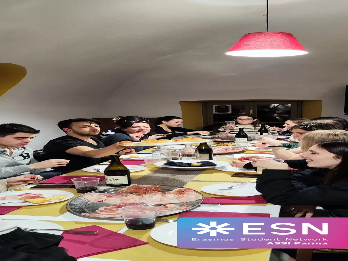 participants enjoying dinner