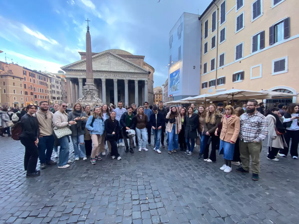 Group foto in front of the Pantheon
