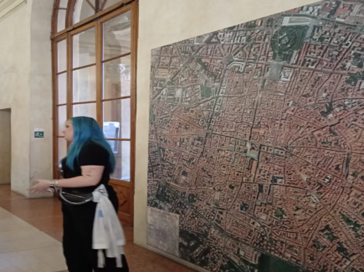 Volunteer showing the map of the city