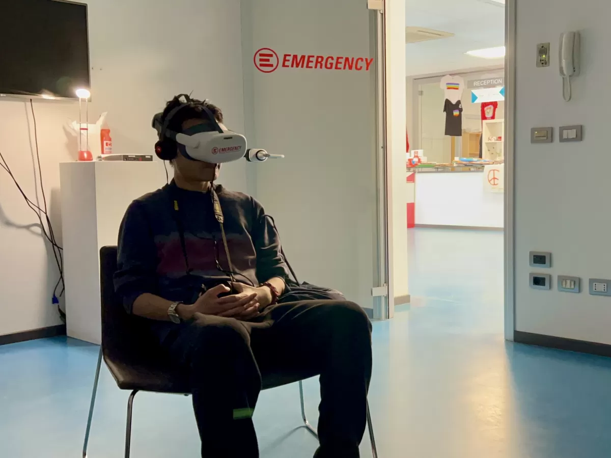 An Erasmus using the VR to visit Emergency's Life Support Boat