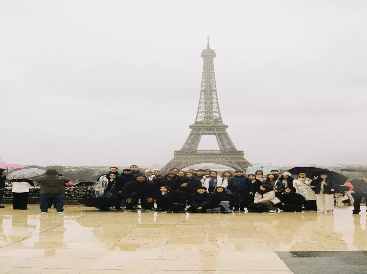 Group of students standing in front of the Eiffel Tower