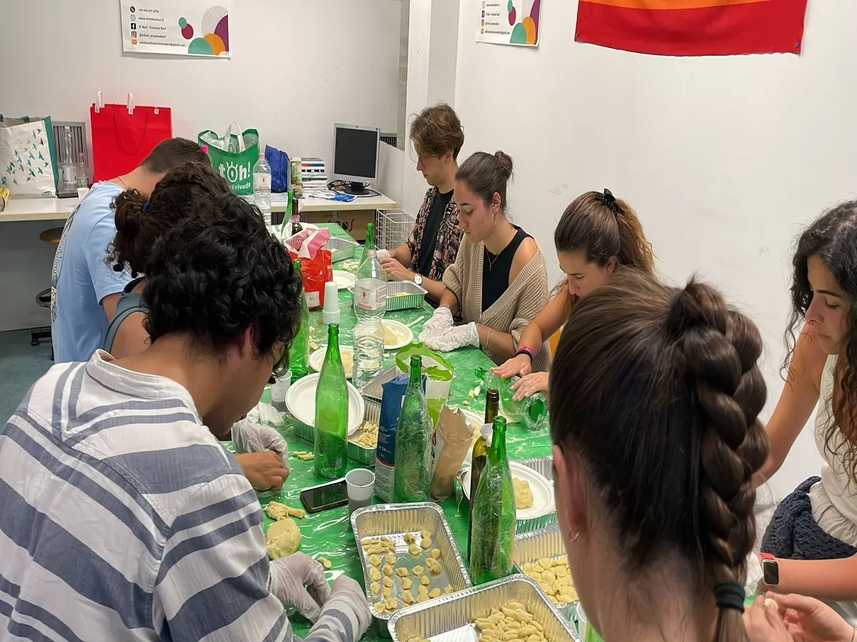 Volunteers and Erasmus make pasta