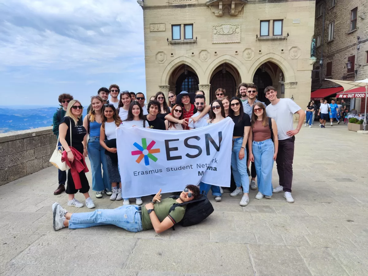 Group photo with ESN Modena flag