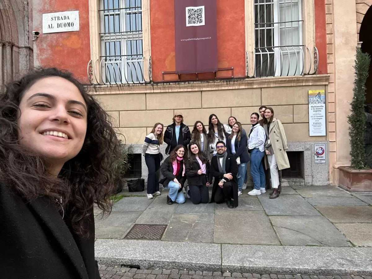 group picture in front of the palace