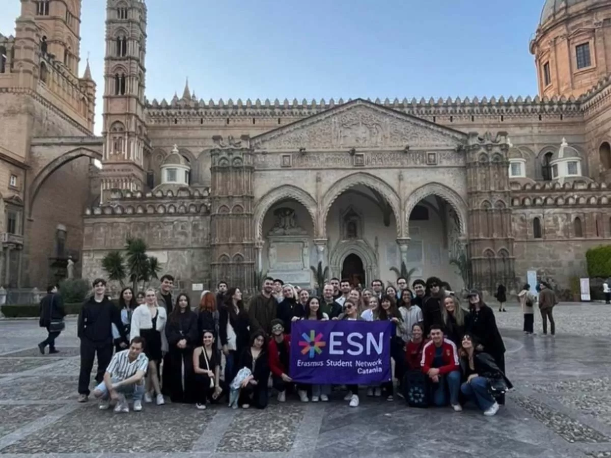 Group picture with flag at Cattedrale di Palermo