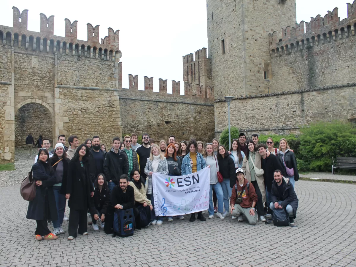 group picture in front of the castle