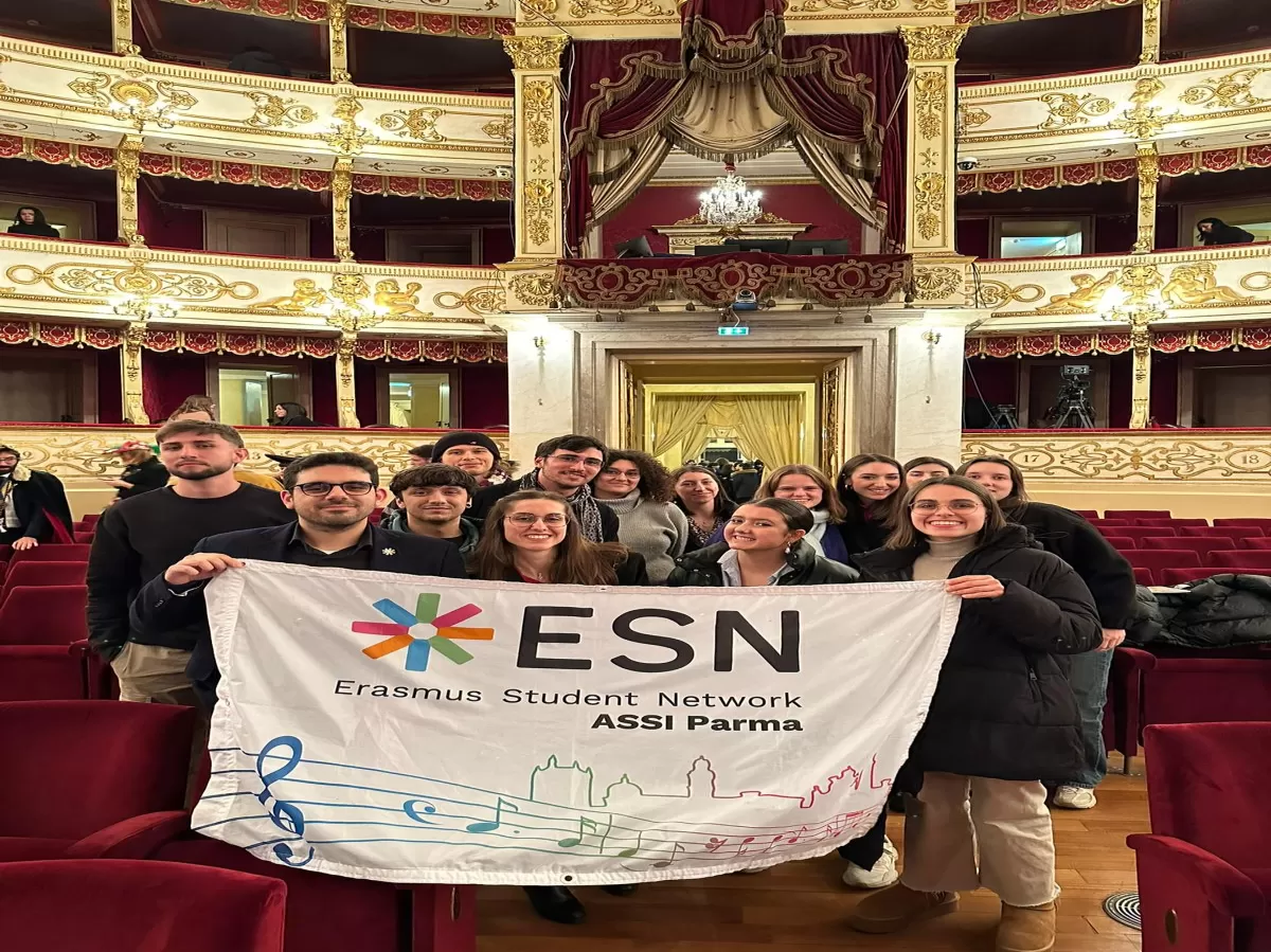 group pictures with volunteers and erasmus students at the theatre