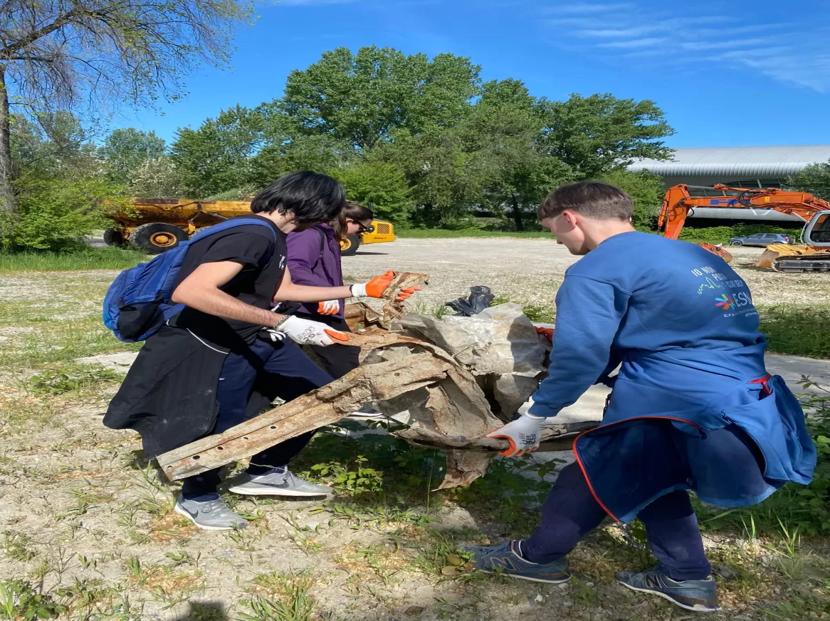 participants collecting trash