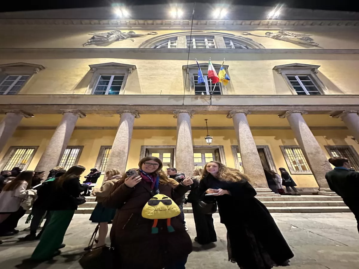 erasmus in front of the theatre