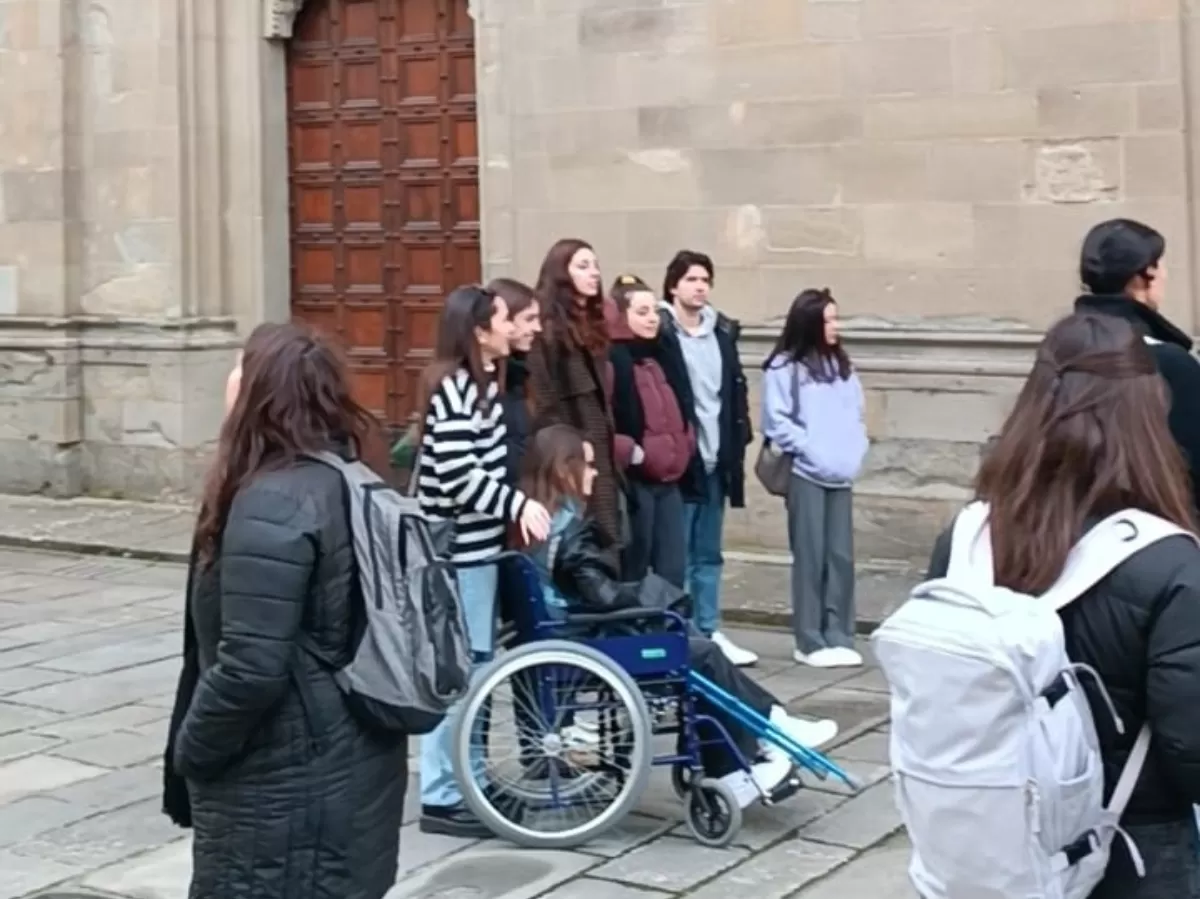 Group of students in front of Fiesole's Cathedral