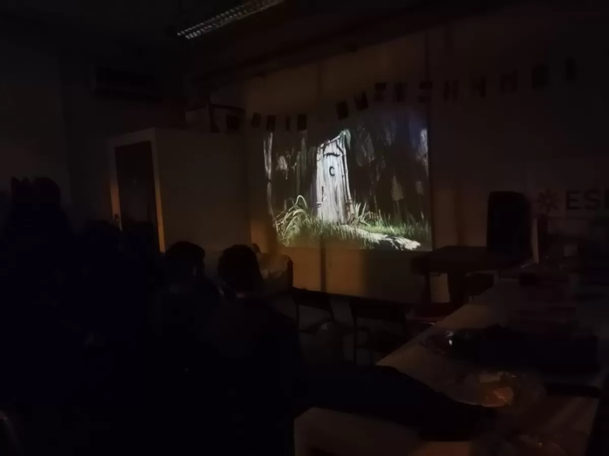 erasmus and volunteers watching the movie