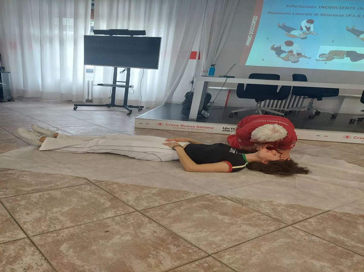 Woman from Red Cross practicing first aid on an ESNer