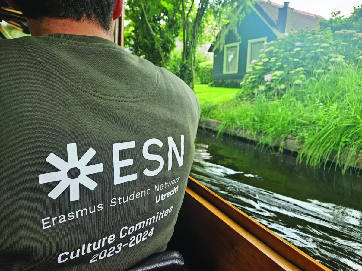 A picture taken during the boat tour of Giethoorn showing the ESN Utrecht logo at the back of the sweatshirt of one of the volunteers