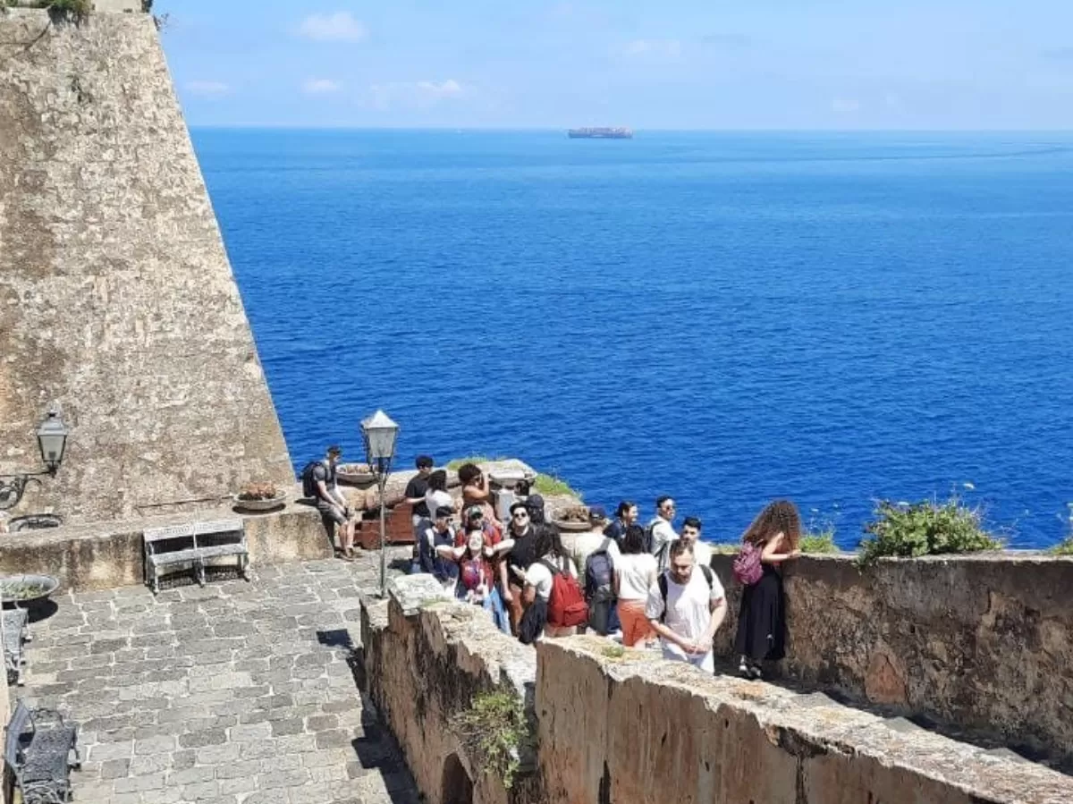 students visitin scilla castle