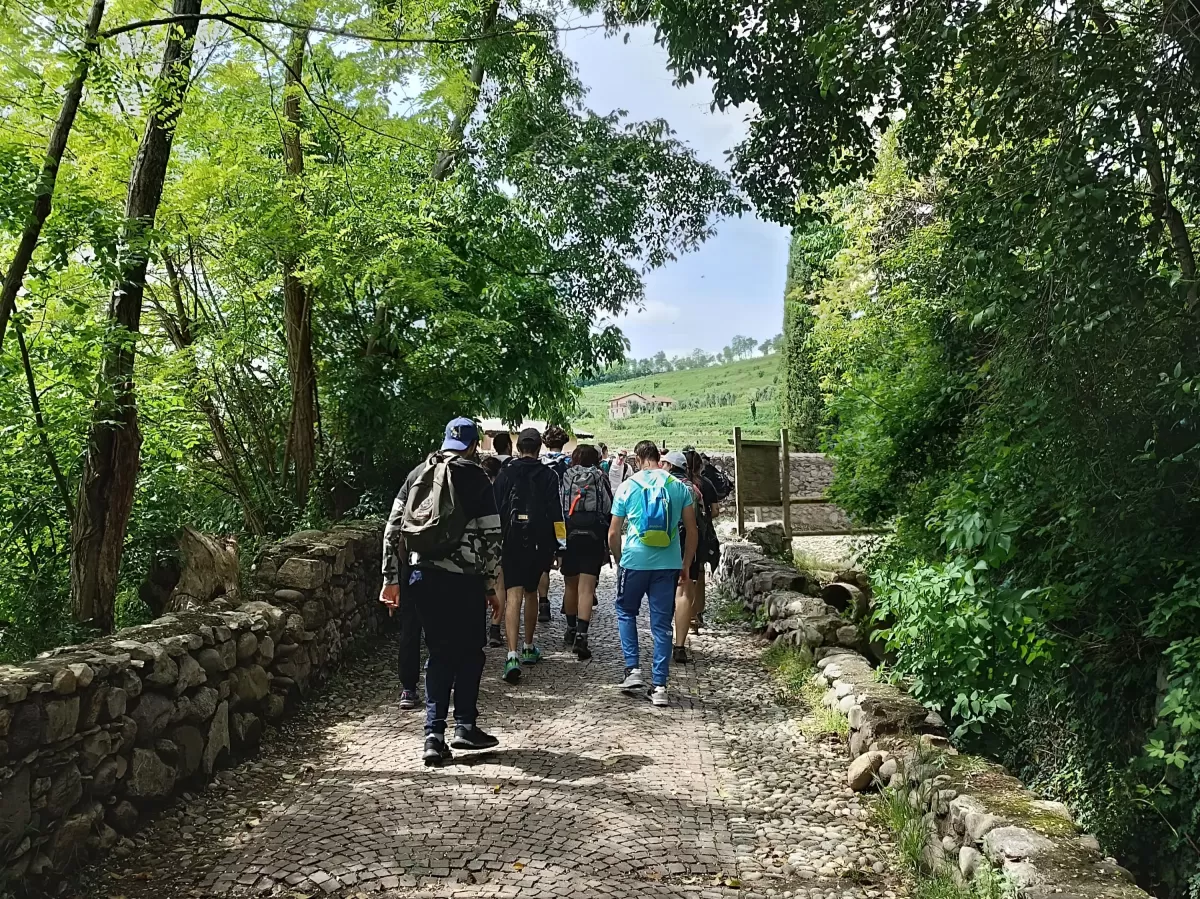 Group of people walking in "La via delle Sorelle"