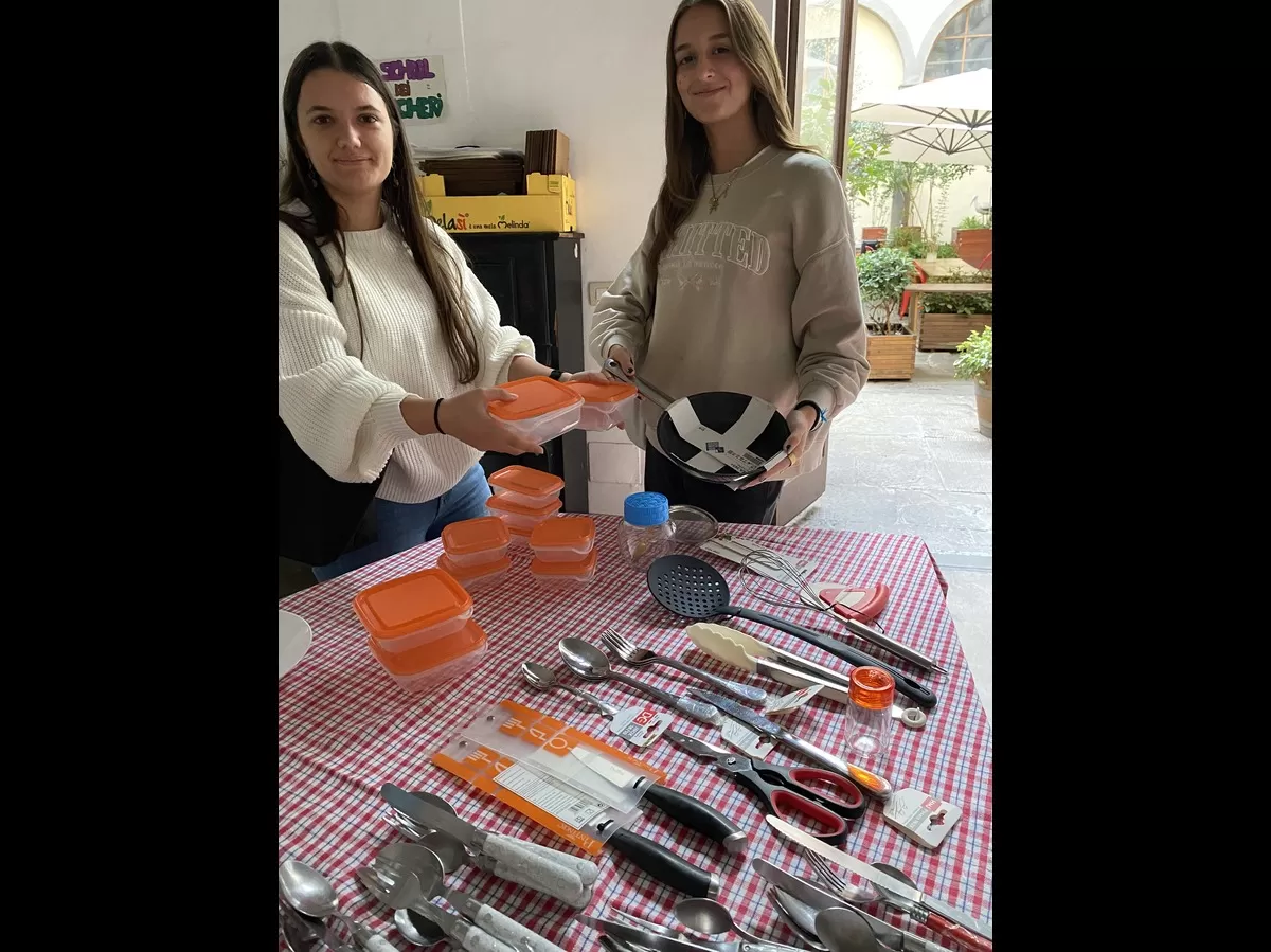 erasmus student picking up stuff