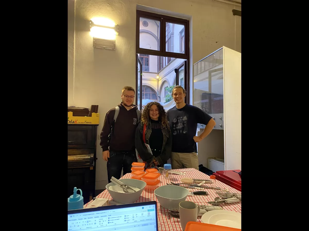 erasmus student picking up stuff