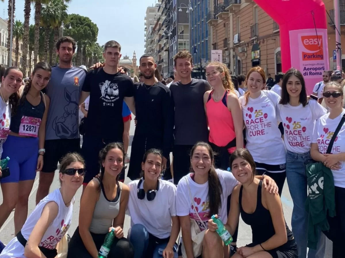 Erasmus students and volunteers captured in a group photo in downtown Bari after running the race to support the fight against cancer