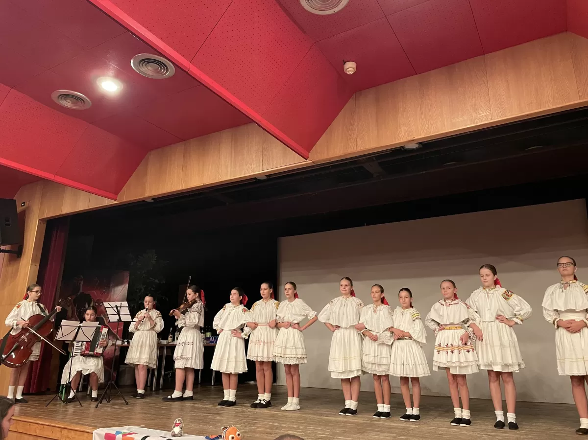 children singing and dancing