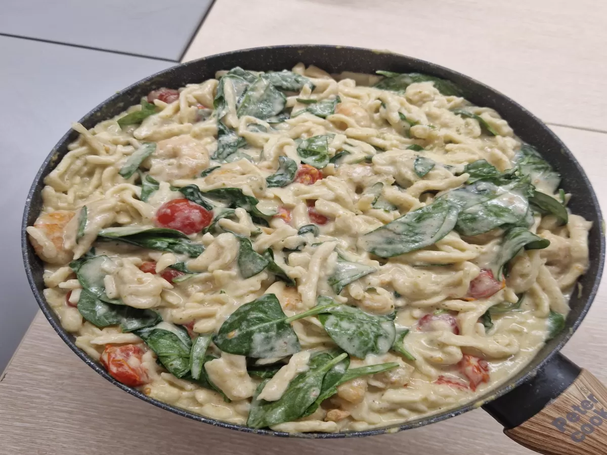 Ready pasta scampi e spinachi on a pan