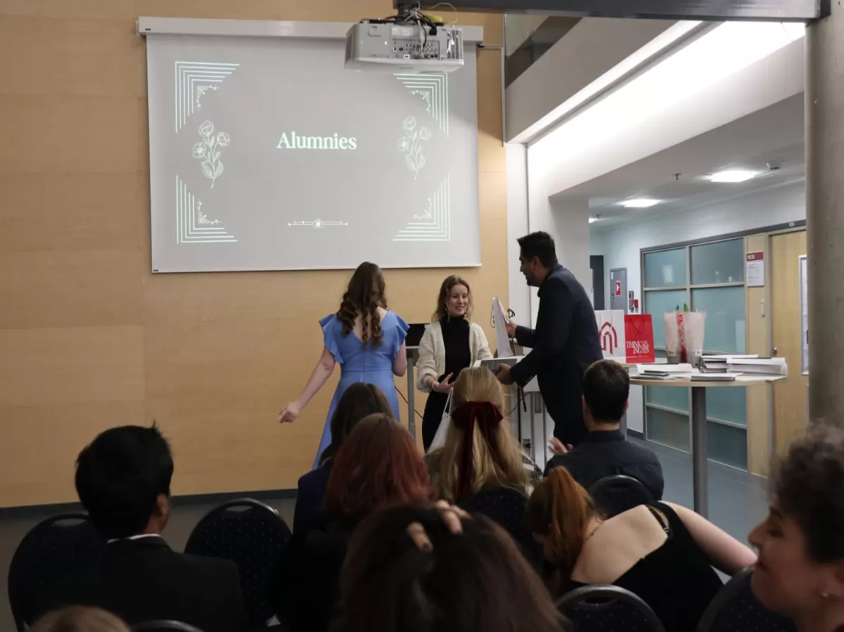 Thanking one of the alumnies of ESN TLU IC