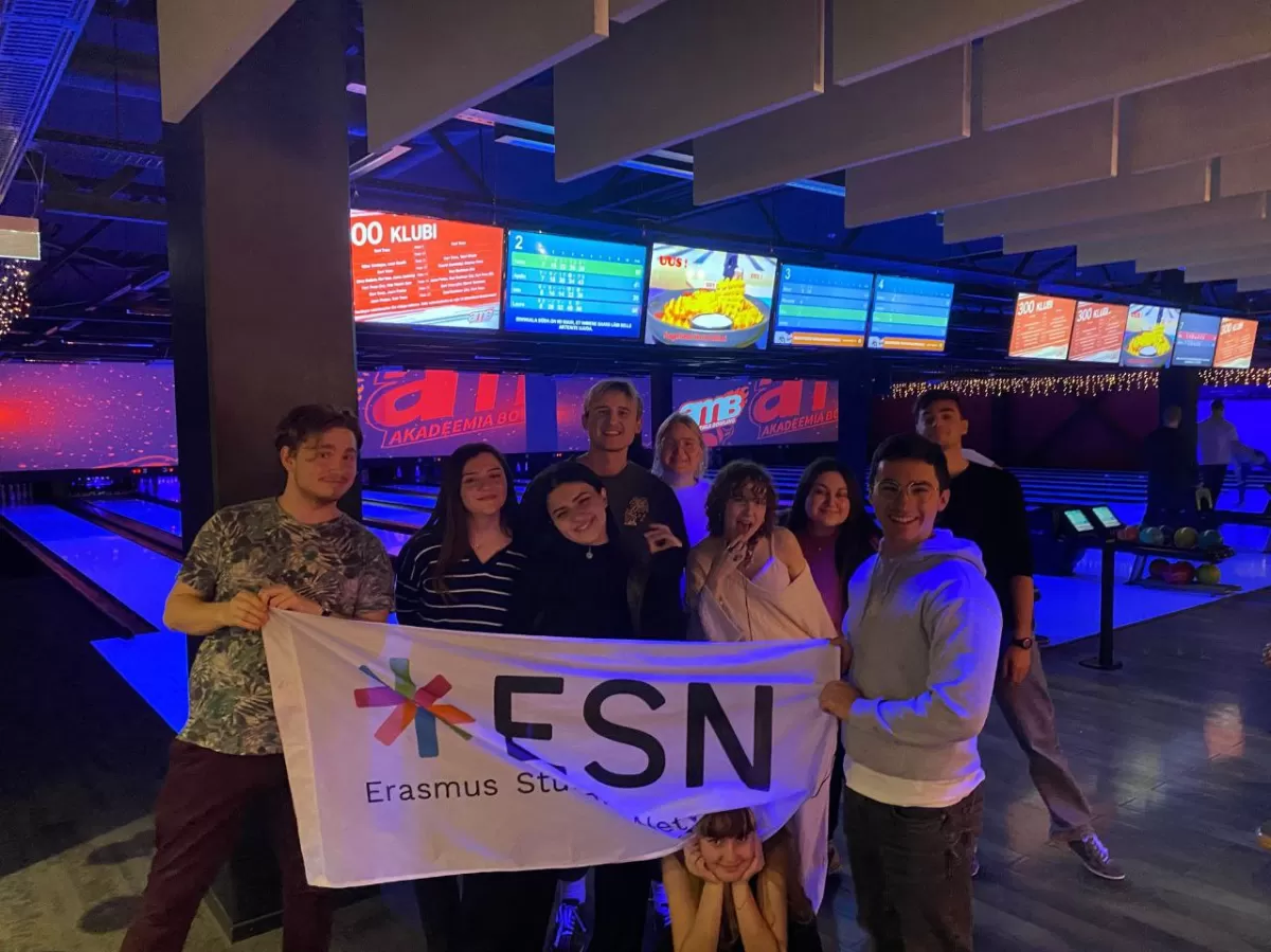 Students with ESN Tallinn flag after playing bowling