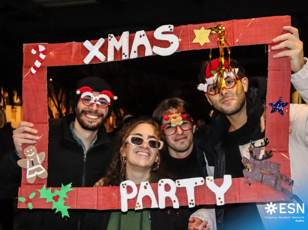 Photo group of international students at night.