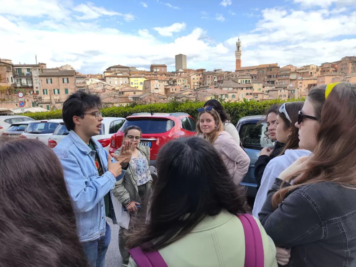 One volunteers giving the city tour to the Erasmus students