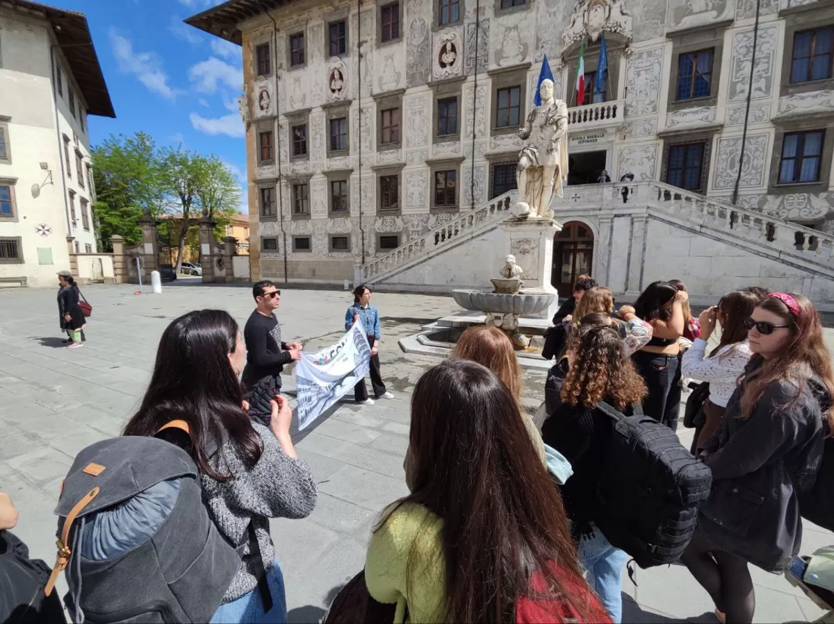 Voluteers of ESN Pisa doing the city tour