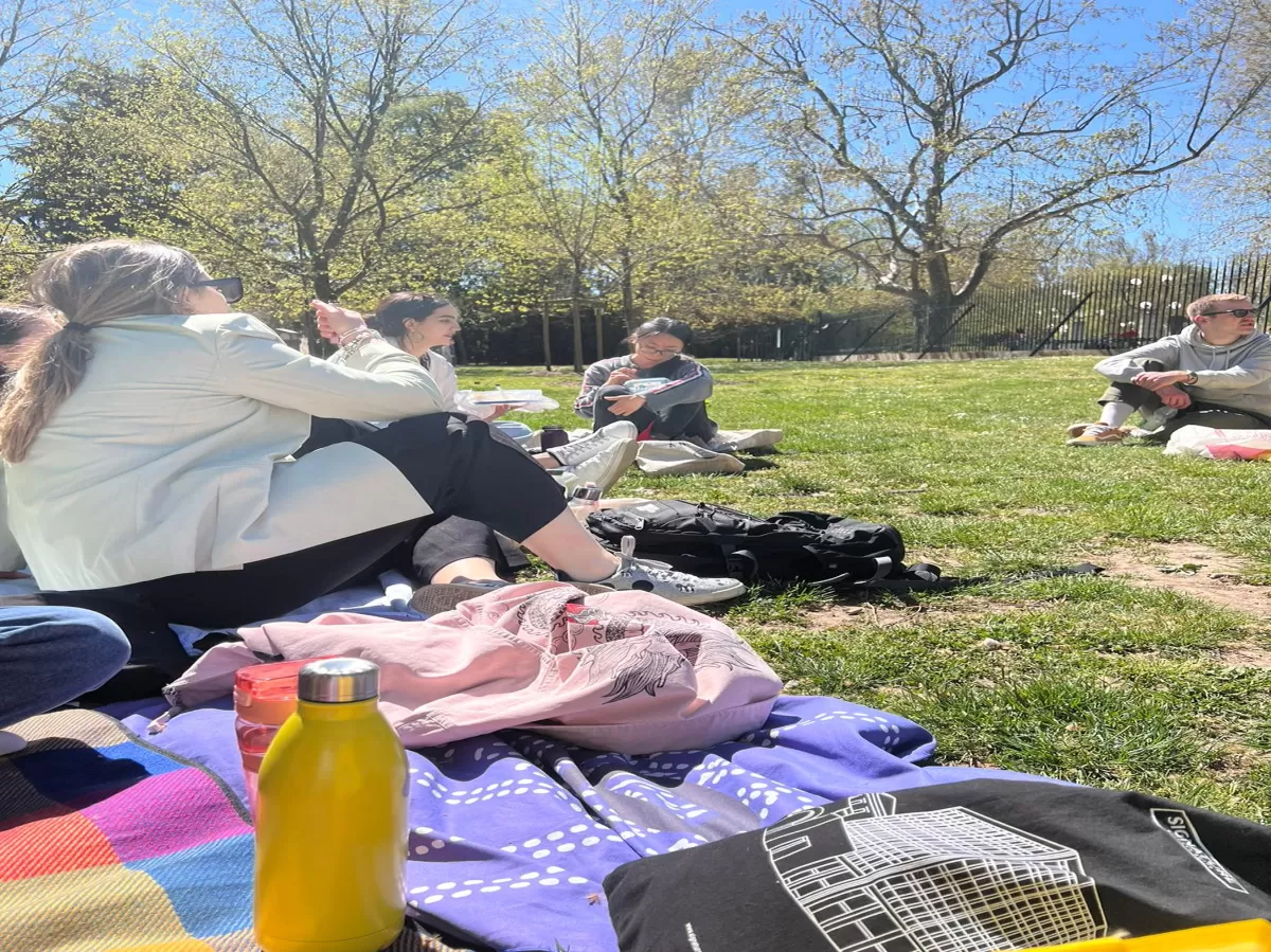 international students eating